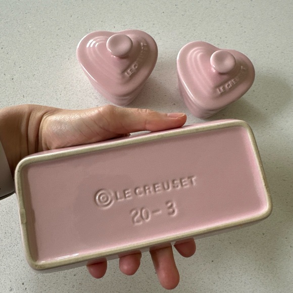 Le Creuset Valentines pink ramekins set with tray - Picture 4 of 4